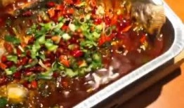 外卖爆料烤鱼怎么做的视频,烤鱼制作全过程大公开